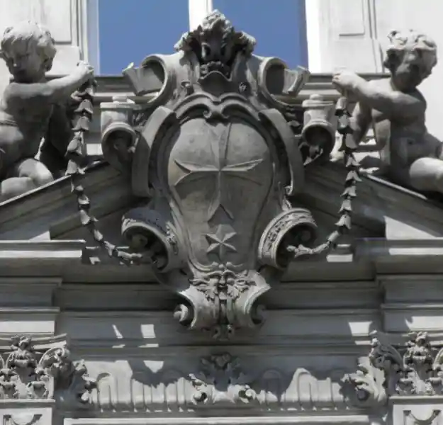 Four-pointed cross with a six-pointed star underneath